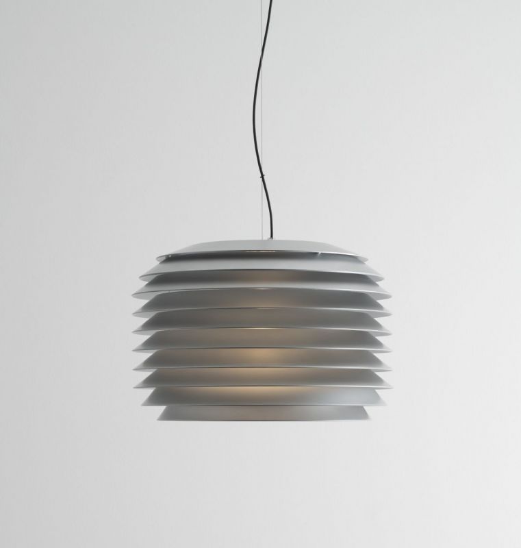 Silberne Artemide Hängeleuchte mit Lamellen, moderne Deckenlampe für Wohnzimmer und Esszimmer.